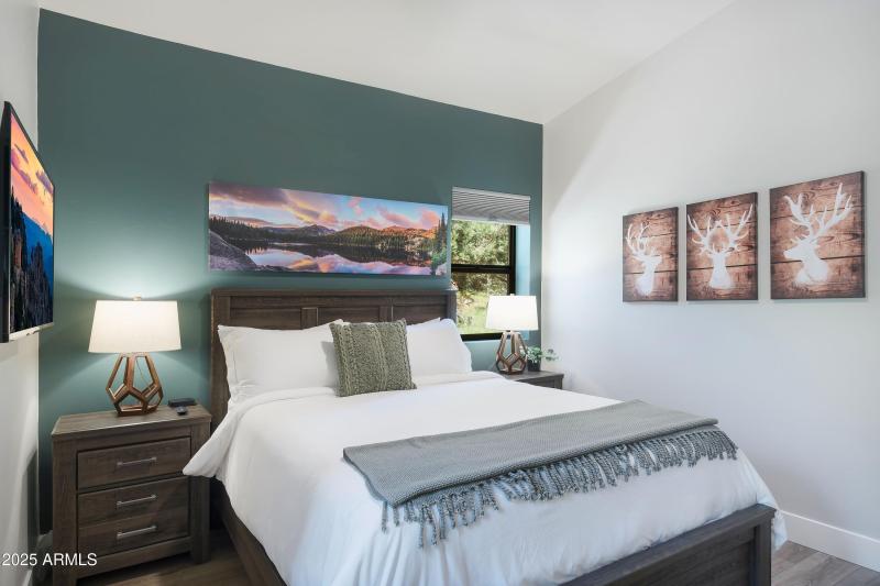 Guest Bed3_Trendy Pine LodgeHR