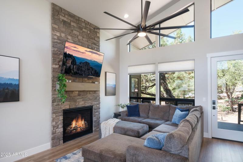 Living Room_Trendy Pine LodgeHR