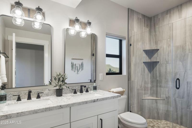 Primary Suite Bath_Trendy Pine LodgeHR