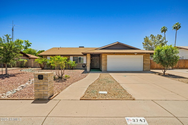 6-web-or-mls-3747 W Aire Libre Ave--45