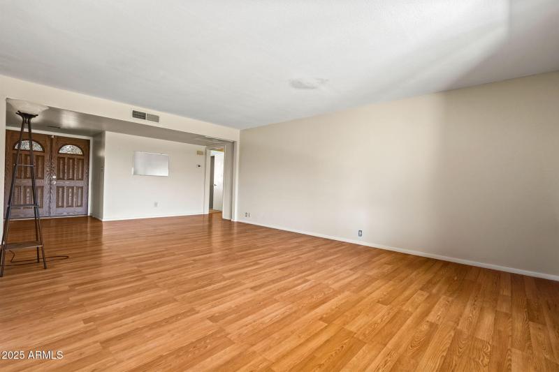 20-web-or-mls-3747 W Aire Libre Ave--16