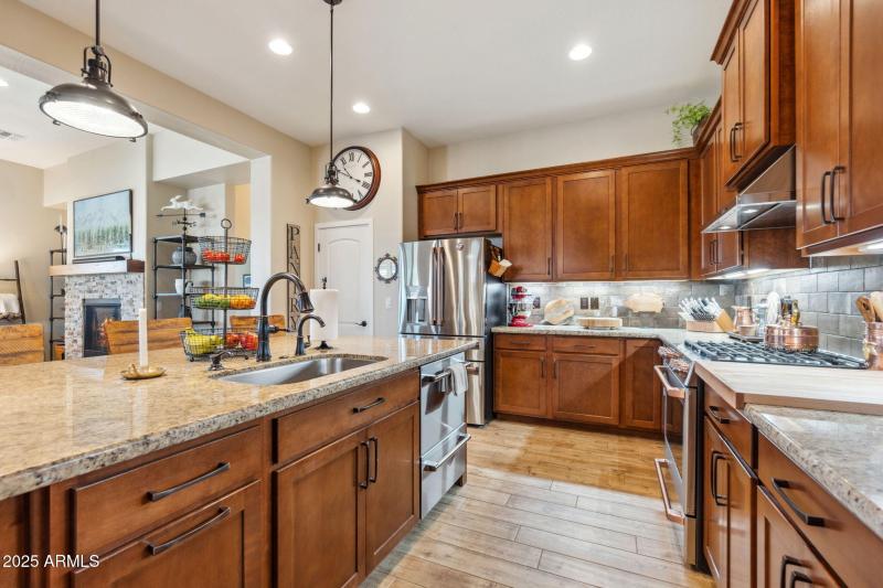 17-web-or-mls-707-lunar-view-way