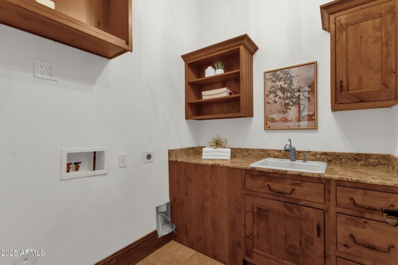 043_2nd Laundry Room