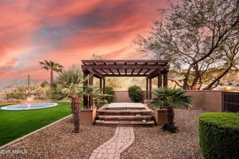 044_BBQ Grotto & Trampoline