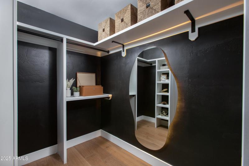 WALK-IN CLOSET