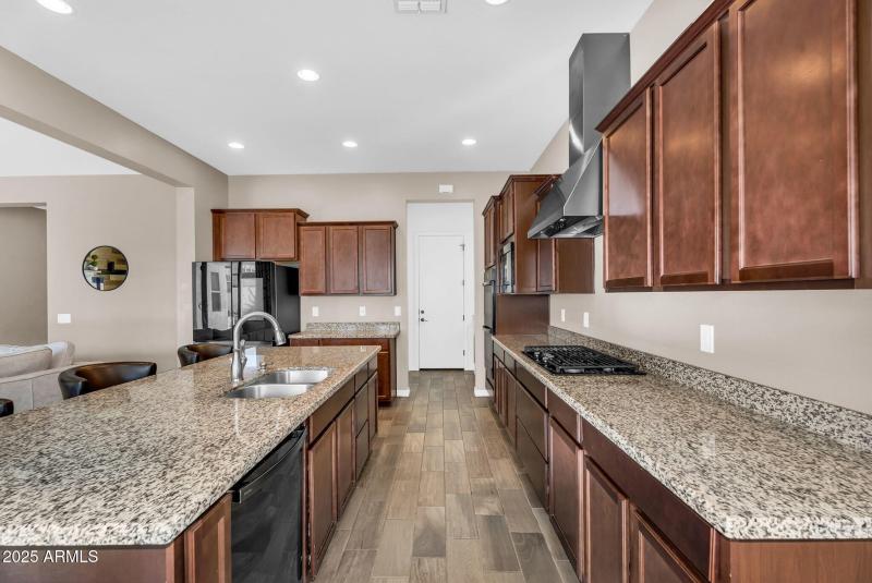 011_17-web-or-mls-19_344