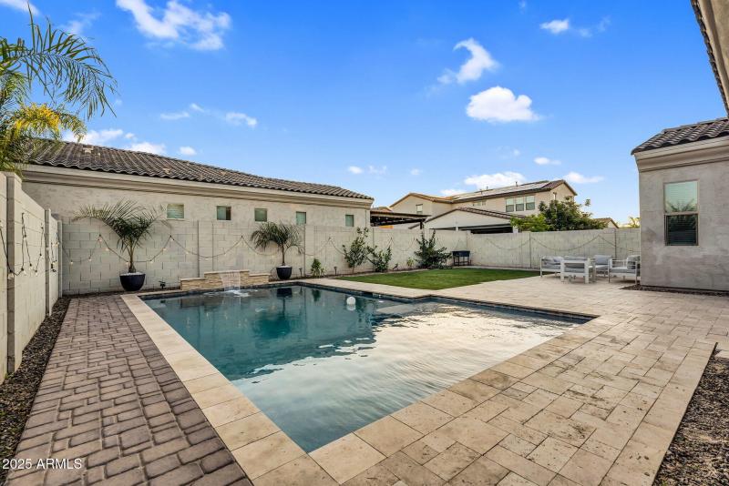 042_56-web-or-mls-47_26