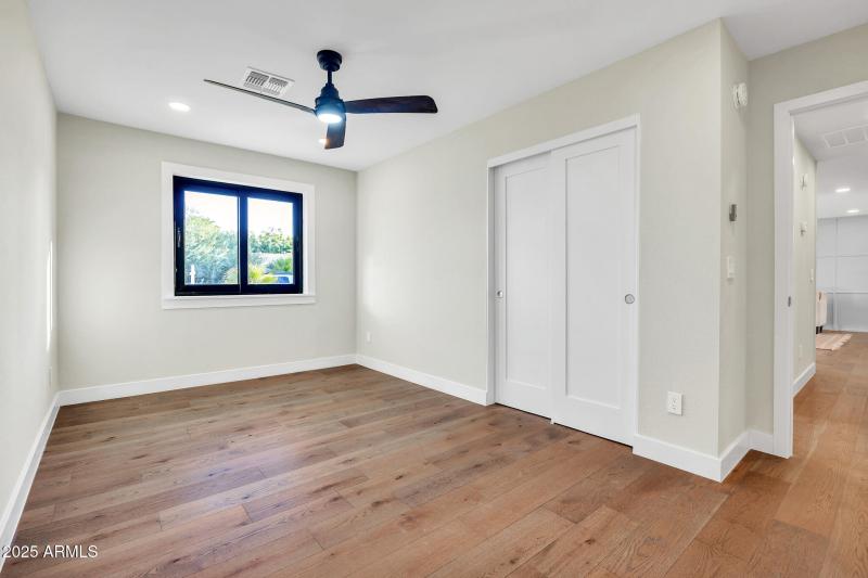 4910 E Shaw Butte Dr-36