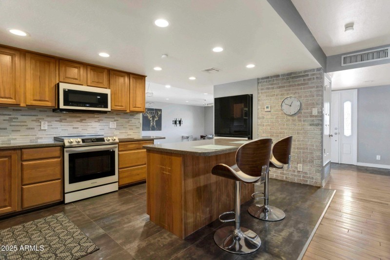 9-web-or-mls-Qp-4398