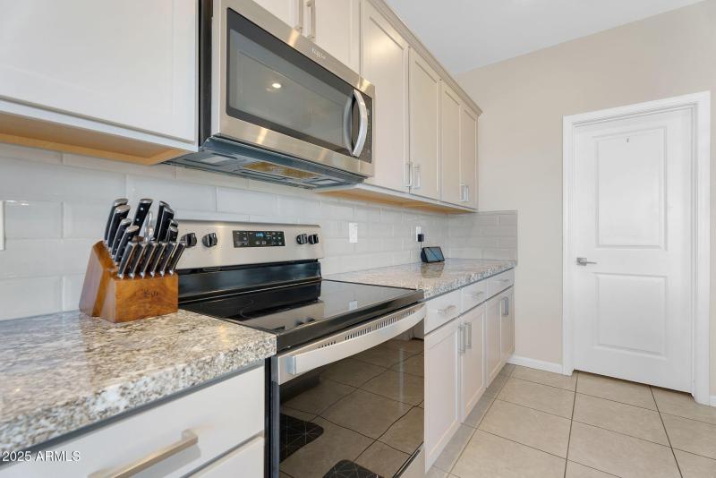 Granite Countertops & Subway Tile