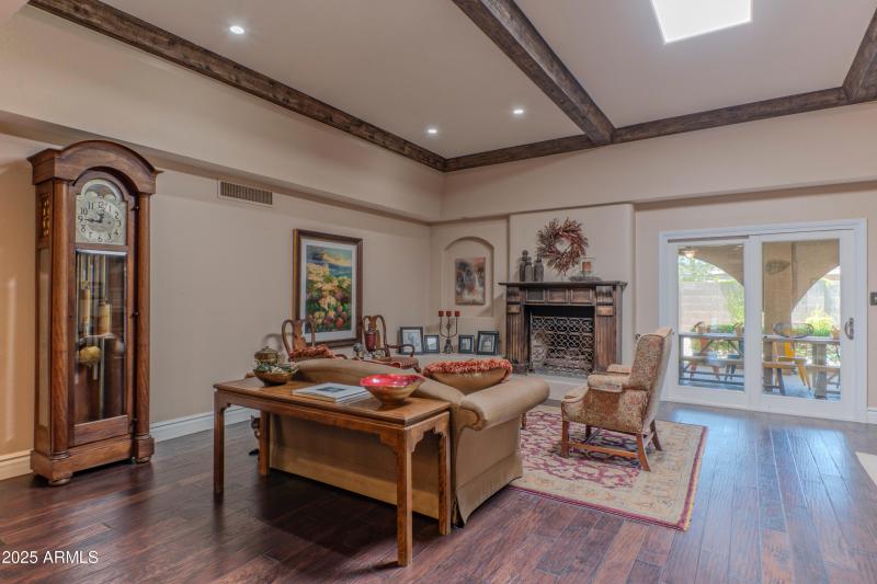 Living Room w gas fireplace