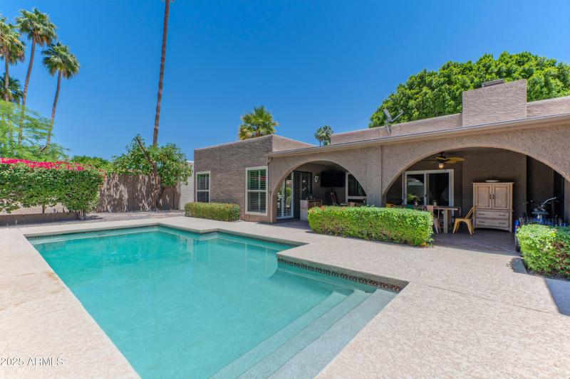 Salt water pool w mimi pebble coating