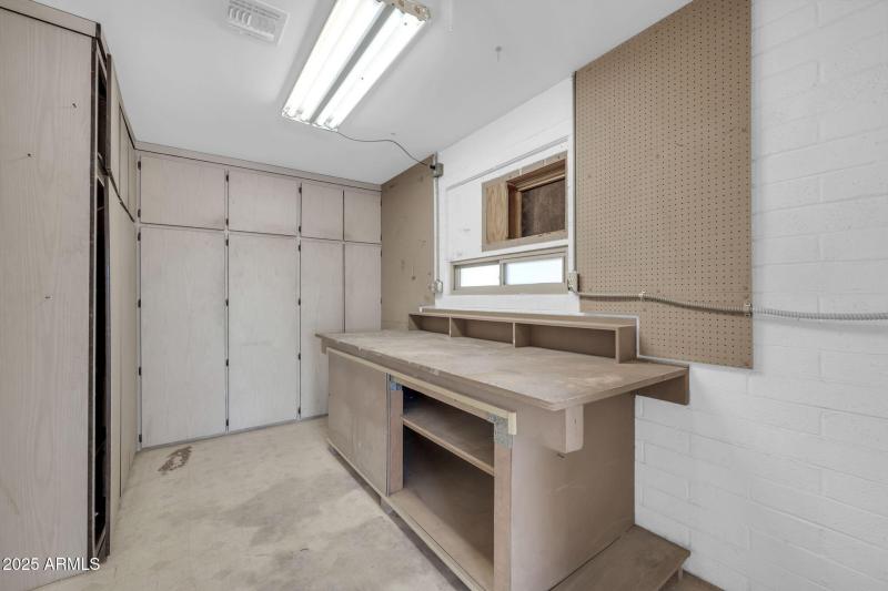 Garage Shop w Storage