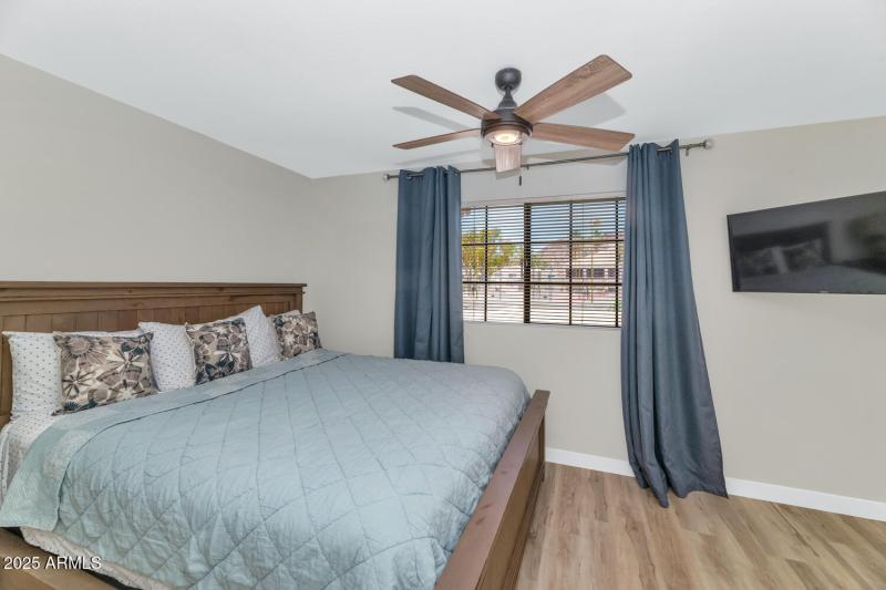 3037 E Rose Ln-large-023-023-TOD1867-150