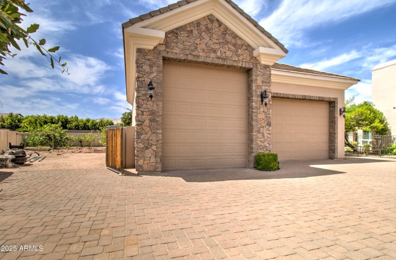 3949 E Norcroft Cir-4