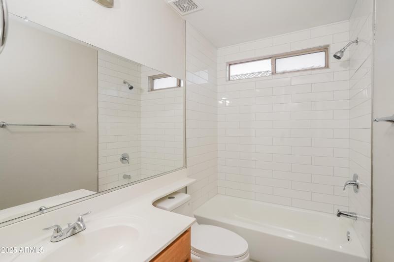 013-photo-bathroom-10947265