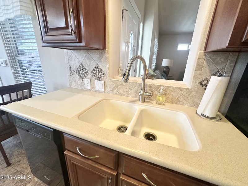 UNDERMOUNT KITCHEN SINK