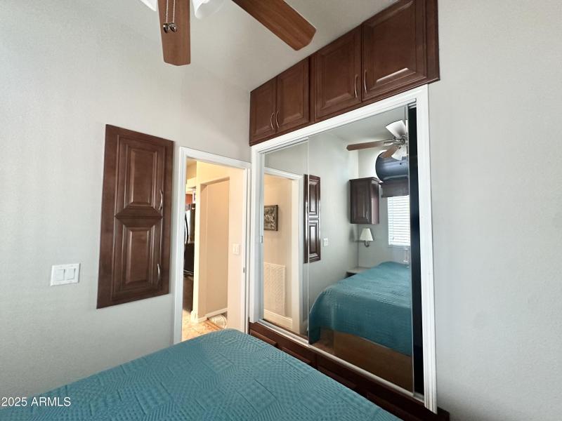 GRAND MIRRORED CLOSET