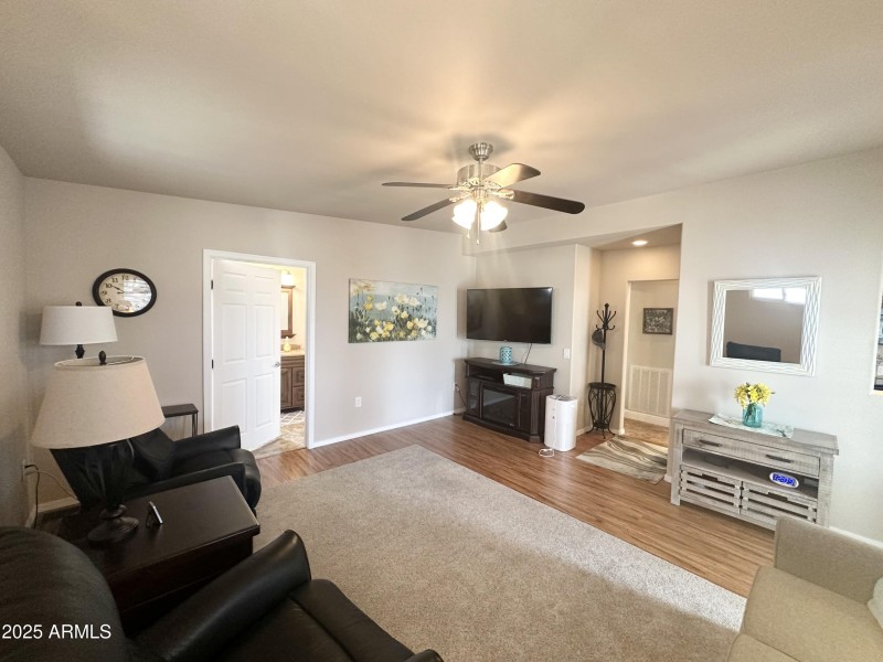 AZ ROOM BATHROOM ENTRY TO THE LEFT