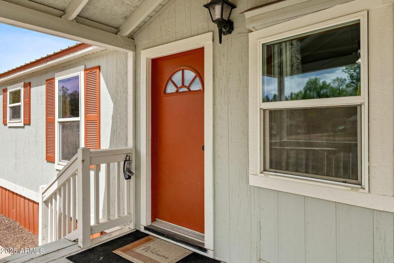 WELCOMING FRONT PORCH!