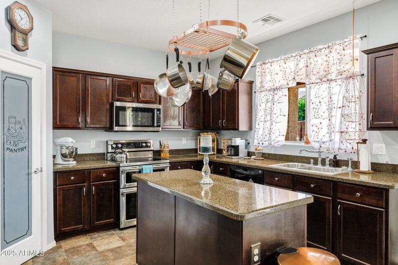 1565 E Prickly Pear Pl-17