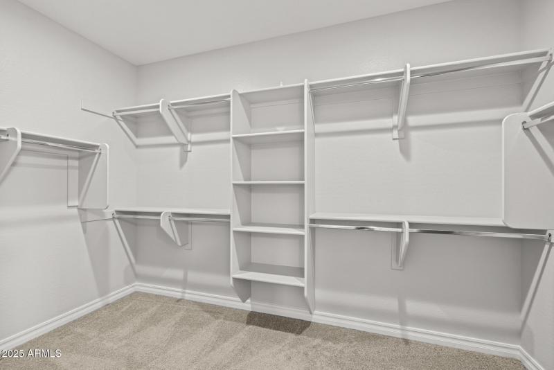 28)MASTER CLOSET