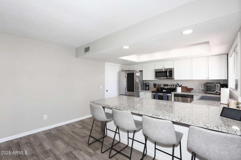 Kitchen w-Breakfast Bar