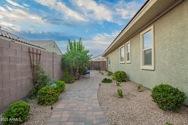 Beautiful, Spacious Sideyard