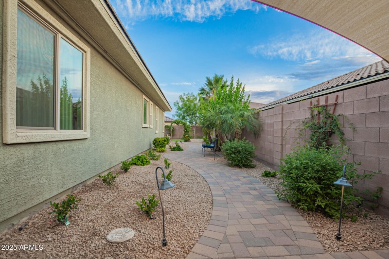 Beautiful, Spacious Sideyard