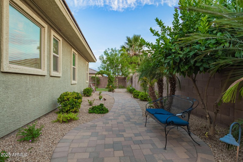 Beautiful, Spacious Sideyard