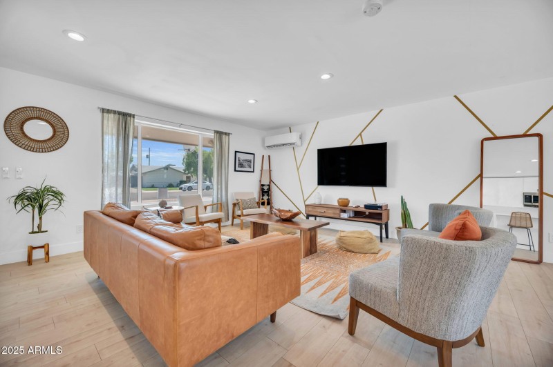 4-web-or-mls-8614 E Rose Lane-4