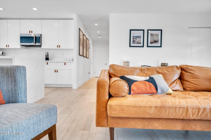 5-web-or-mls-8614 E Rose Lane-5