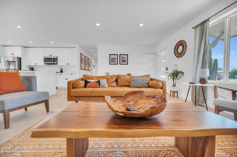 6-web-or-mls-8614 E Rose Lane-6