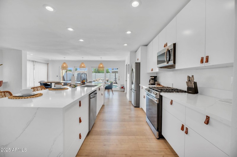 7-web-or-mls-8614 E Rose Lane-7