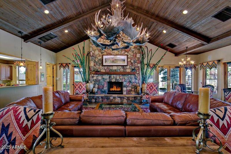 31-ClubhouseInterior(2)