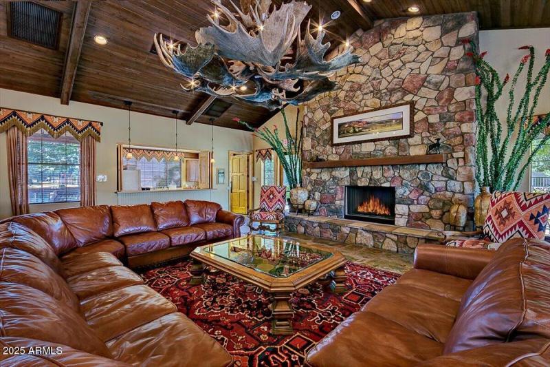 32-ClubhouseInterior(3)