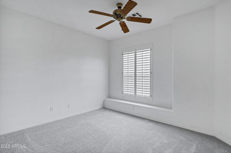 3640 E Torrey Pines Ln-11