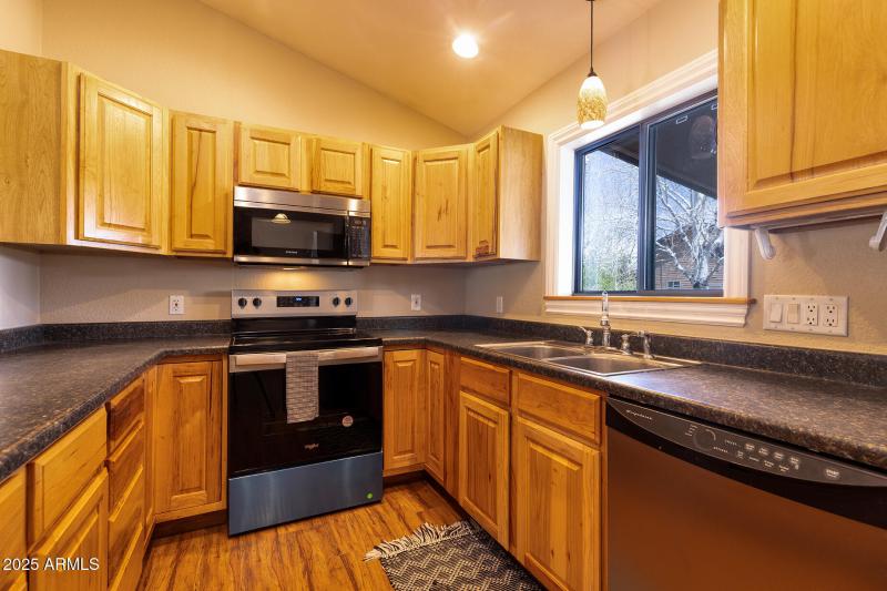 photo(16) 116 W Skyhook SL Staci 053125