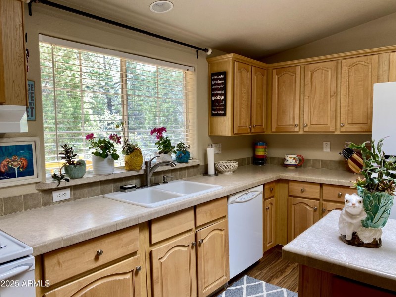 Gas double oven and large bright window