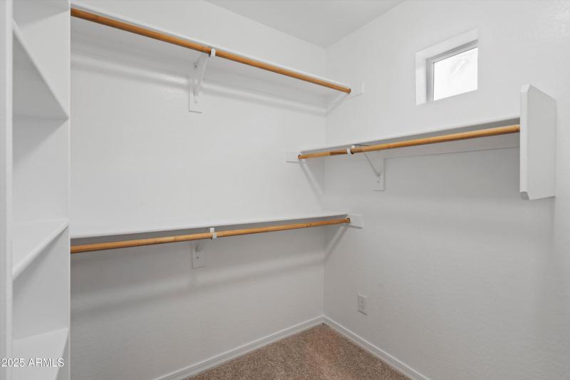23-Walk-in Closet