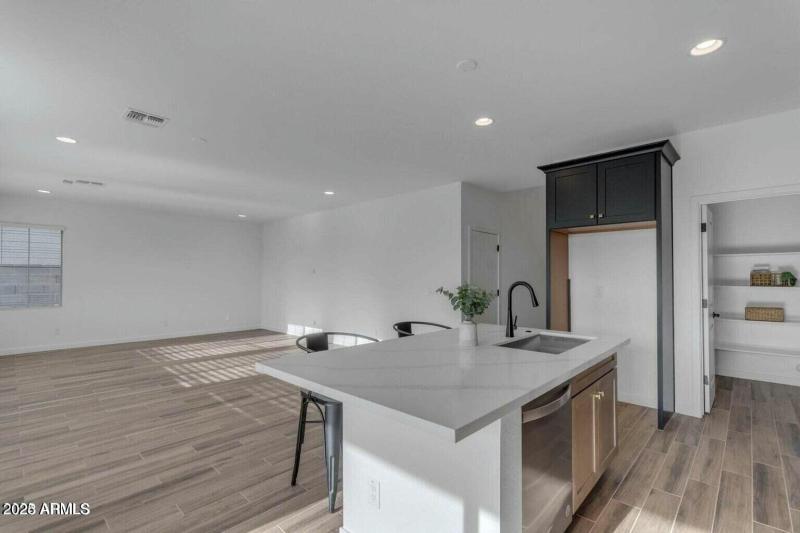 6434 N 17th_Kitchen_4