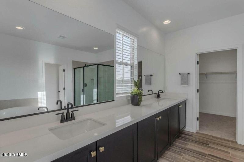 6434 N 17th_Upstairs_Primary_Bath_2