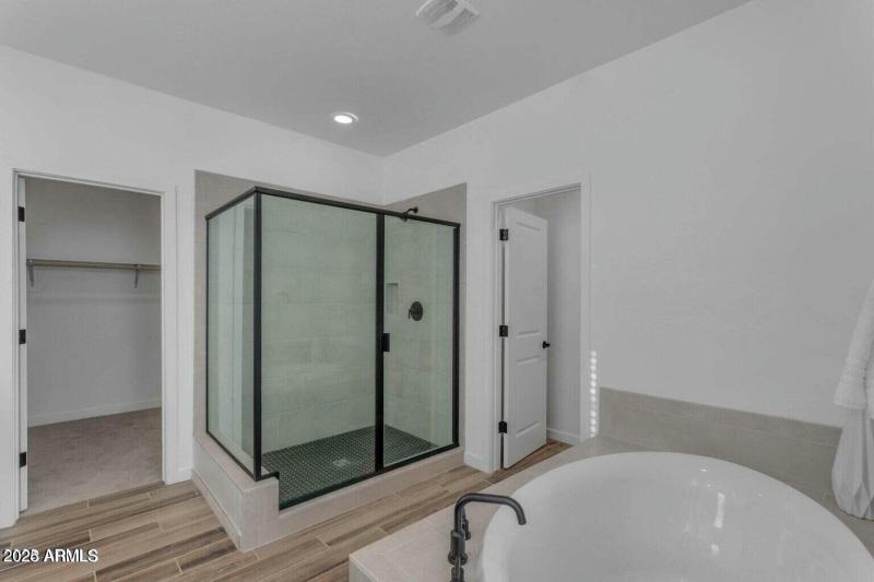 6434 N 17th_Upstairs_Primary_Bath_3