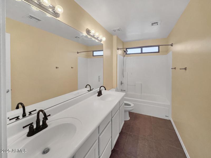 Upstairs bath with dual sinks