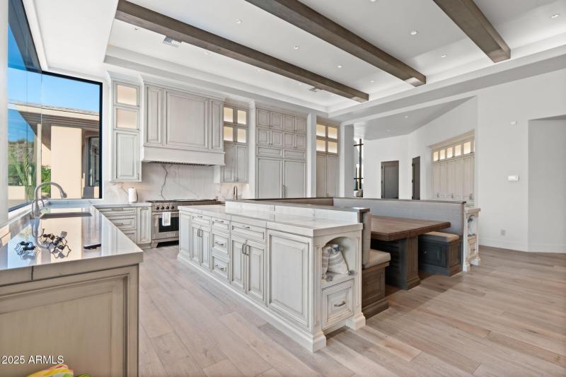 18-web-or-mls-10040-e-happy-valley-rd