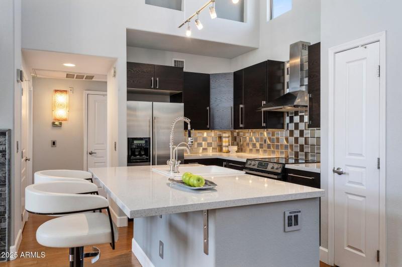 Oversized Quartz Island