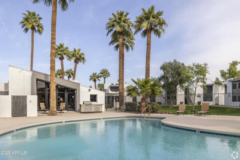 Emerald-Apartments - Pool and office ext