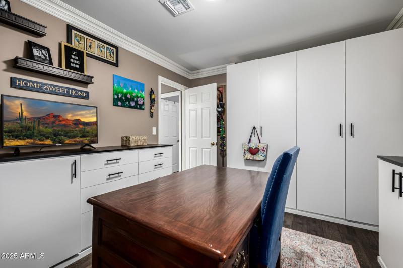 Guest bedroom/hobby room 5