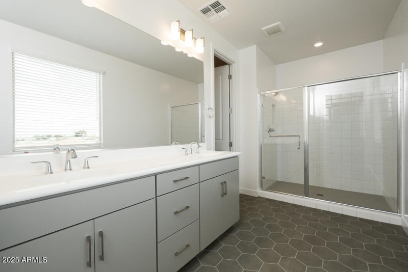 Tri Pointe Terraza 140 - Primary Bathroo