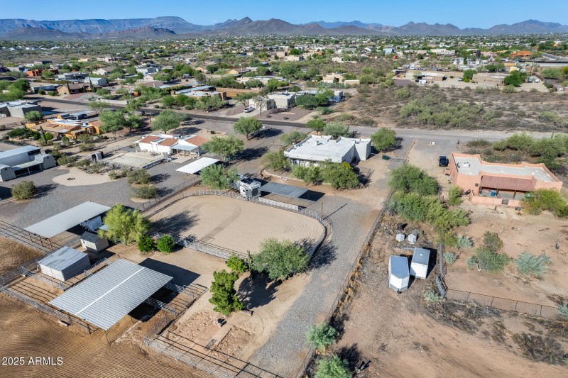 6-stall mare motel with water